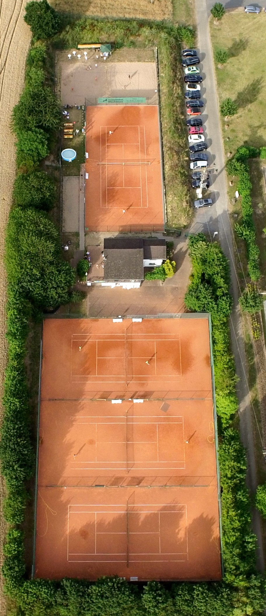 Zwei Plätze & Clubhaus